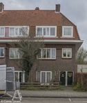 Op de hoek twee deuren.
<br/>
Corrie Groen- Pickhard, 2017-03-22